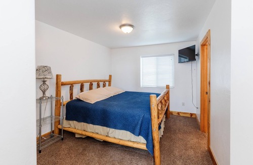 Harbor Village Cabin | Aspen Cabin with Private Hot Tub and Gorgeous Views of Bear Lake