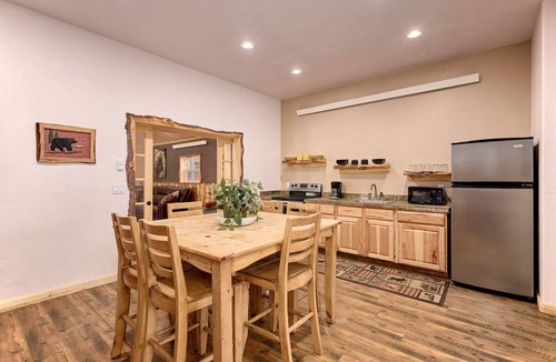 Albany Cabin | Aspen Creek Cabin is located in Albany, WY
