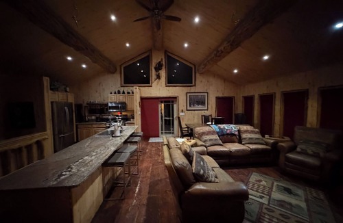 Albany Cabin | Aspen Creek Cabin is located in Albany, WY