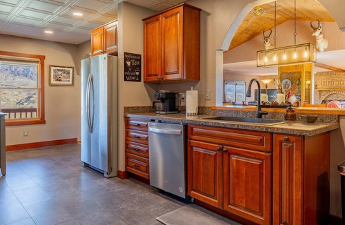 Wapiti House | Aspen View Retreat- ideally located between Cody and Yellowstone