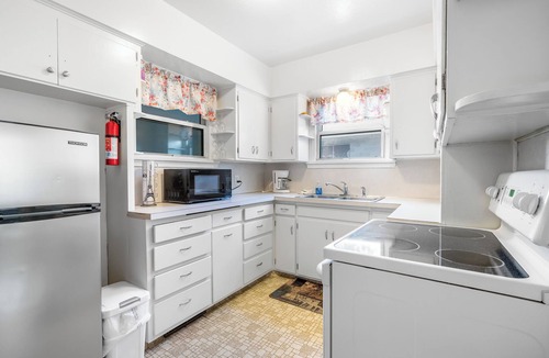Rigby House | Aunt Mary's House 2-bedroom house with WiFi and window AC in delightful Rigby
