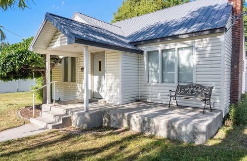 Rigby House | Aunt Mary's House 2-bedroom house with WiFi and window AC in delightful Rigby