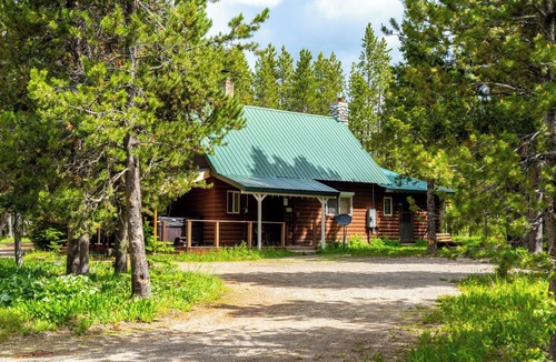Island Park Cabin | Authentic Cozy Island Park Family Cabin w/Hot Tub and near Yellowstone