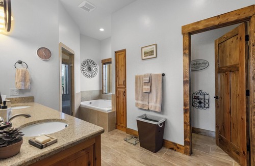 Dingle Cabin | Averon Lodge – Luxury Estate at Bear Lake (Sleeps 80)