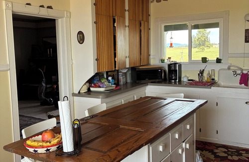 Harvard Bed & Breakfast | Awesome 4-bedroom bed & breakfast in charming Troy, Id. A 360 view, hot tub.