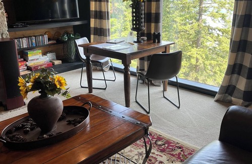 Hayden View Estates Bed & Breakfast | B&B with fireplace, 4 TV's, deck, billiards, firepit & great view of Hayden Lake