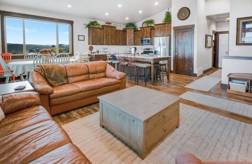 Sweetwater House | Baileys Bungalow | Hot Tub, Fire Pit & Views!