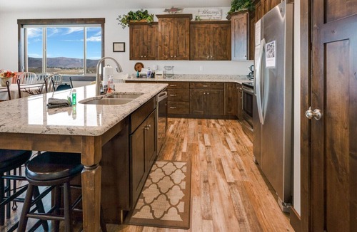 Sweetwater House | Baileys Bungalow | Hot Tub, Fire Pit & Views!