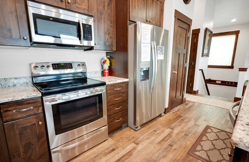 Sweetwater House | Baileys Bungalow | Hot Tub, Fire Pit & Views!
