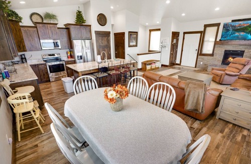 Sweetwater House | Baileys Bungalow | Hot Tub, Fire Pit & Views!