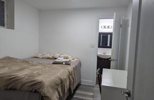 Grand River South House | Basement two Queen beds and one single with two full washrooms by YKF airport