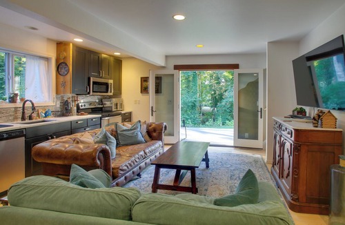 Rollingbay House | Bayfront PNW Lodge: Dock, Pickleball & Guest House