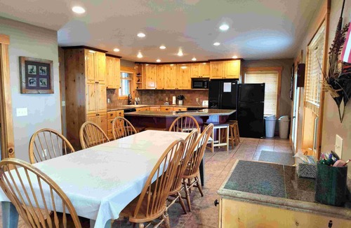 Harbor Village Cabin | Bear Lake Lookout. Great view, Game Room, Foam Pit, Rock wall.