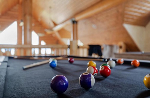 Cherimoya Hill House | (Bear Lake Overlook Lodge - Epic Themed Lodge, Hot Tub, Game Loft, Fire Pit