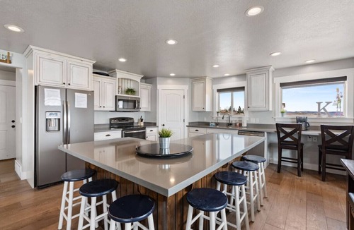 Cherimoya Hill House | Bear Necessities | Sleeps 29, Hot Tub, Game Room, Theater, Fire Pit!