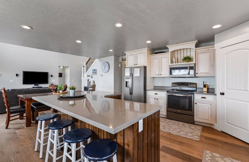 Cherimoya Hill House | Bear Necessities | Sleeps 29, Hot Tub, Game Room, Theater, Fire Pit!