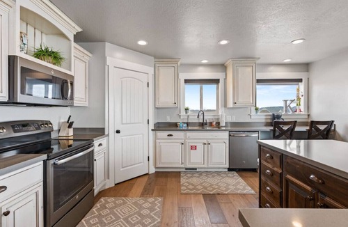 Cherimoya Hill House | Bear Necessities | Sleeps 29, Hot Tub, Game Room, Theater, Fire Pit!