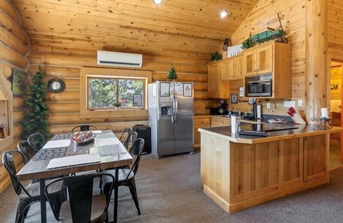 Island Park House | Bear Tracks - 20 Miles to Yellowstone - Air Condition - Wifi