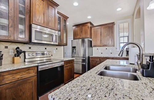 Meridian House | Beautiful 5BR w/Hot Tub + Pool Access! Sleeps 16