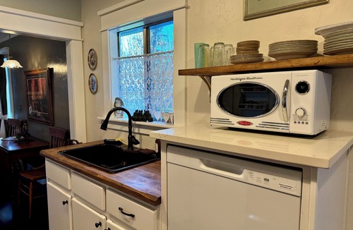 Nampa Cabin | Beautiful Cabin King Bed Ford Idaho Center Coffee Bar
