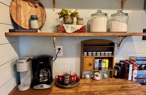 Nampa Cabin | Beautiful Cabin King Bed Ford Idaho Center Coffee Bar