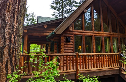Peshastin Cabin | Beautiful Log Home, 20 min. from Leavenworth, WA. Nestled In The Woods