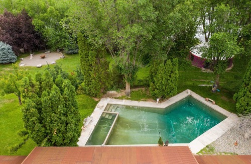 Buhl House | Beautiful Private Riverfront Geothermal Hot Springs Home
