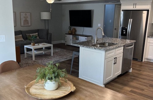 Garden City House | Beautiful Townhouse Retreat walking distance to shakes!