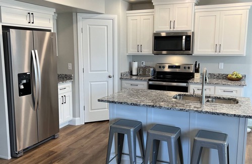 Garden City House | Beautiful Townhouse Retreat walking distance to shakes!