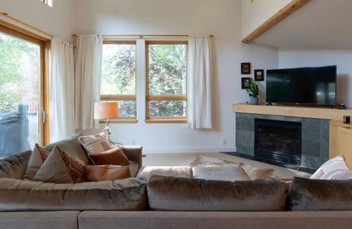 Sun Valley House | Beautiful Treehouse Retreat in Ketchum/Sun Valley. Hot Tub and nearby trails!