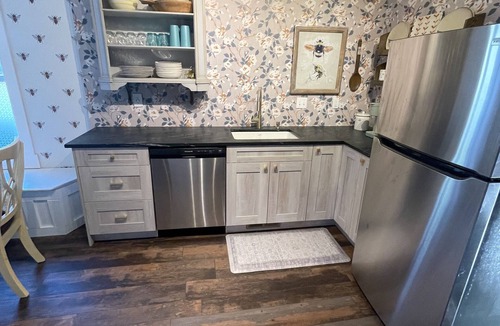 Pleasant Grove Cottage | "BEE Home away from Home!" A pioneer charmer, fully updated with buzzing decor.