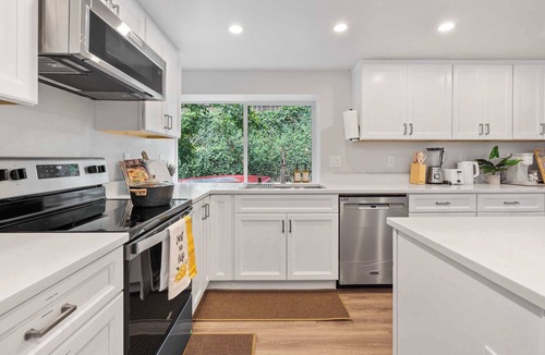 East Lake Hills House | Bellevue 3BR Retreat, Walk to Trails & Near Lake