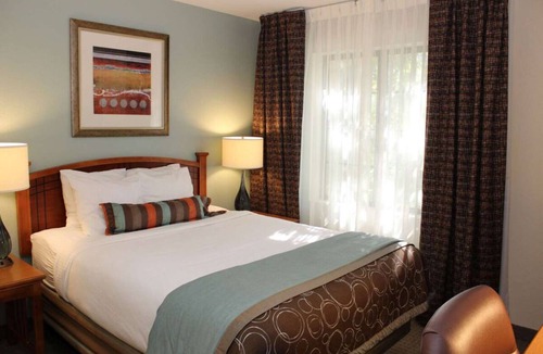Vancouver Hotel | Better Choice for your Vacation! 2 Posh Units, Free Breakfast, Outdoor Pool!