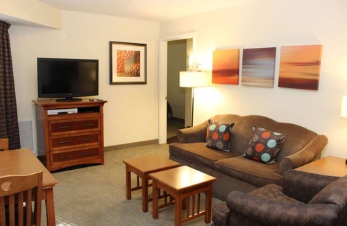 Vancouver Hotel | Better Choice for your Vacation! 2 Posh Units, Free Breakfast, Outdoor Pool!