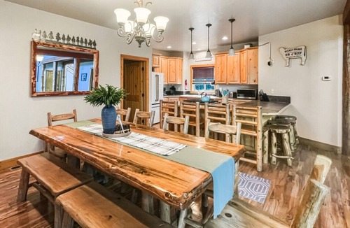 Donnelly Cabin | Big Family Cabin, 5BR + Hot Tub + Cozy Fireplaces