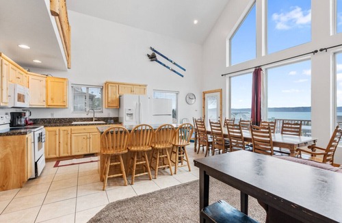 Harbor Village House | Blackberry Manor | Sleeps 26, AC, Hot Tub, Volleyball, Arcades, Lake Views!