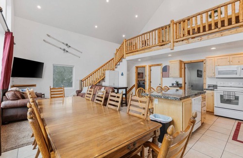 Harbor Village House | Blackberry Manor | Sleeps 26, AC, Hot Tub, Volleyball, Arcades, Lake Views!