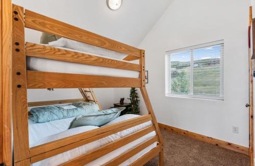 Harbor Village House | Blackberry Manor - Sleeps 26, Hot Tub, Volleyball, Arcades, Pet Friendly