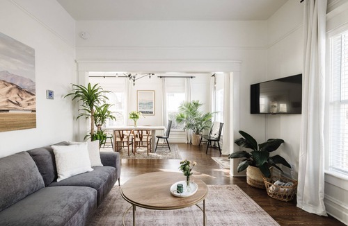 Depot Bench House | Blossom Bungalow * Bright & airy hidden gem *