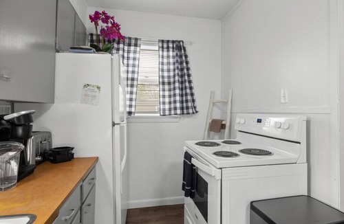 Central - Terry Apartment | Bo`s Heart of Central Billings Green Retreat w/Hot Tub | near park | Game Room | Office