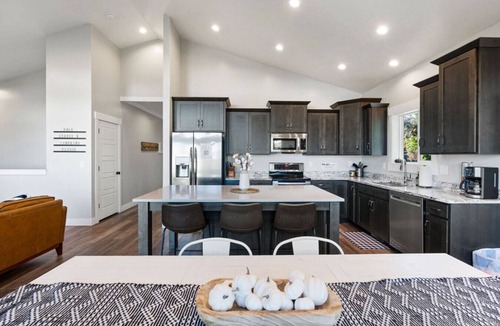 Garden City House | Boardwalk | Steps from Lake, Sauna, Hot Tub, Games, Pool!
