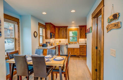 West Yellowstone House | Boundary Basecamp Unit A | Walk to Yellowstone