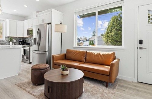 Burien House | Brand New 3BR Home with King Bed, AC – Near Airport