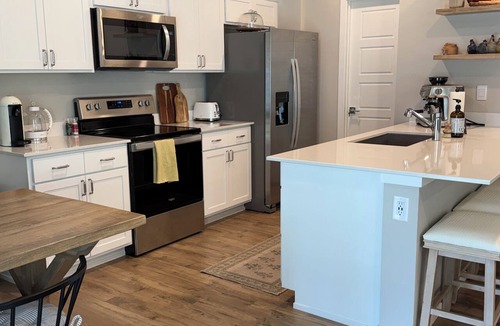 Greenacres House | BRAND NEW Cozy & Chic 2BR Retreat, Fireplace, EV Charger -Hearth & Home by Bree