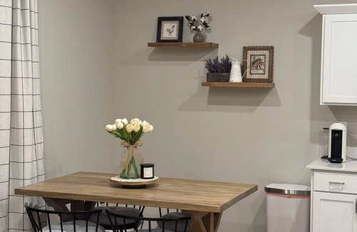 Greenacres House | BRAND NEW Cozy & Chic 2BR Retreat, Fireplace, EV Charger -Hearth & Home by Bree