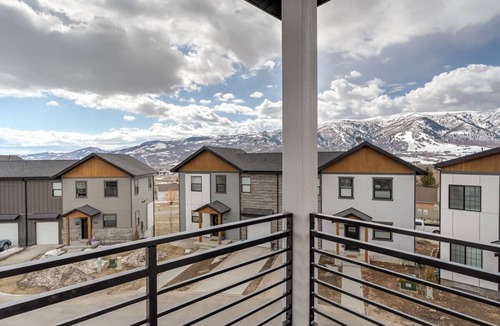 Wolf Creek House | Brand New Townhome in the heart of Eden! Free Wifi, Free Parking