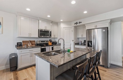 Garden City Villa | Brando Villa - Near Marina, Walk to Shops, Fire Pit, Gaming & AC!