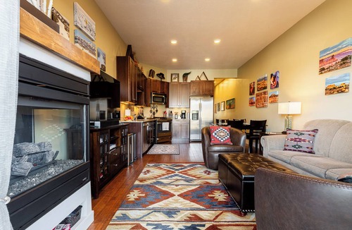 Kimball Junction Condo | Bright and Airy Mountain Townhome. Walk to Shops, Dining, Trails + Hot Tub