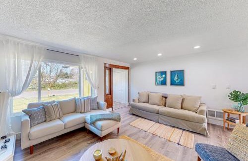 Ocean Park House | Bright home with large yard deck & firepit - walk to the beach
