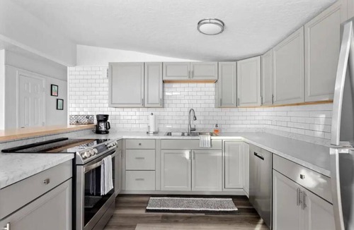 Westside Cottage | Bright, Stylish & Pet Friendly 2 Bedroom Home!